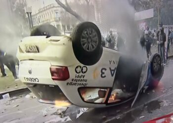 Crece la tensión en las inmediaciones al Congreso y la policía reprime con balas de goma y gases