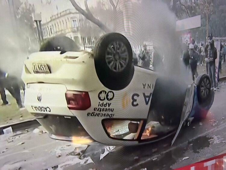 Crece la tensión en las inmediaciones al Congreso y la policía reprime con balas de goma y gases