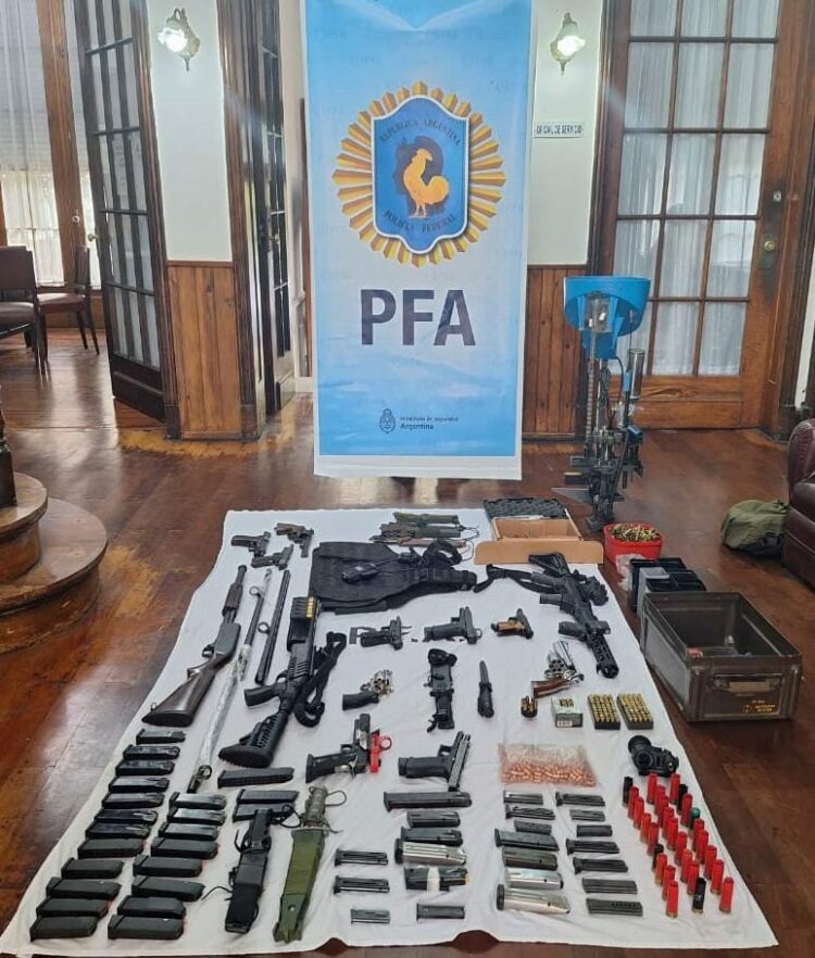 La PFA incautó un arsenal encontrado en un allanamiento en barrio General Bustos