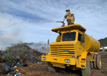 Los bomberos combatían el fuego en siete puntos de la provincia