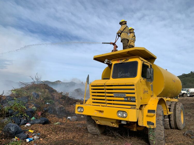 Los bomberos combatían el fuego en siete puntos de la provincia