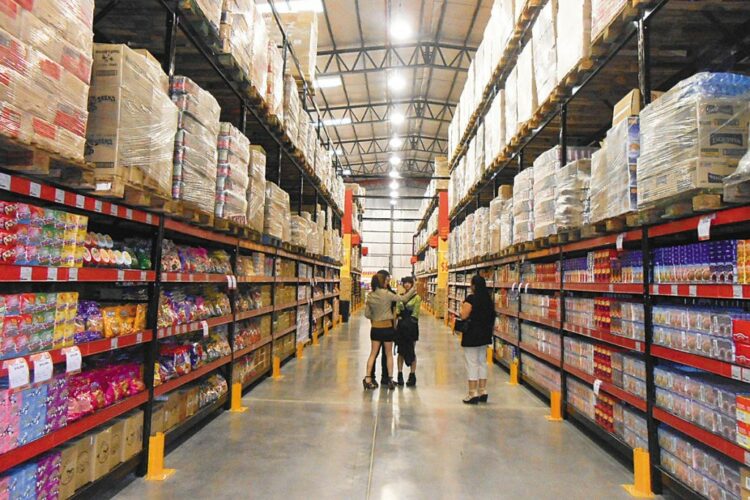 Por la inflación, la gente acude cada vez más a los mayoristas para comprar productos de primera necesidad