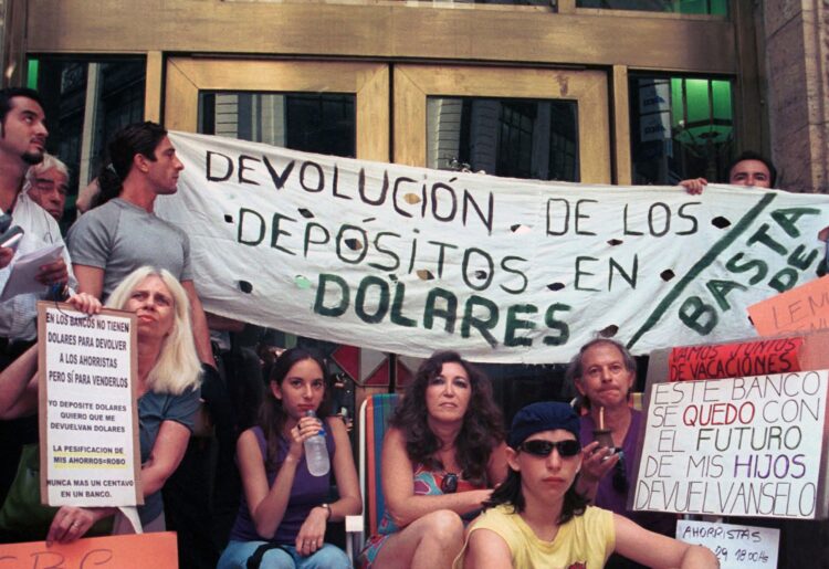 Retrato de la muestra colectiva “El futuro detrás. Imaginación política después del estallido del 2001”.