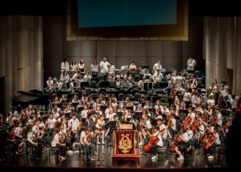 Huellas de tango con una actuación de orquesta