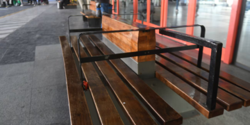 Modificaron los asientos de la Terminal de Ómnibus para evitar que sean usados para dormir
