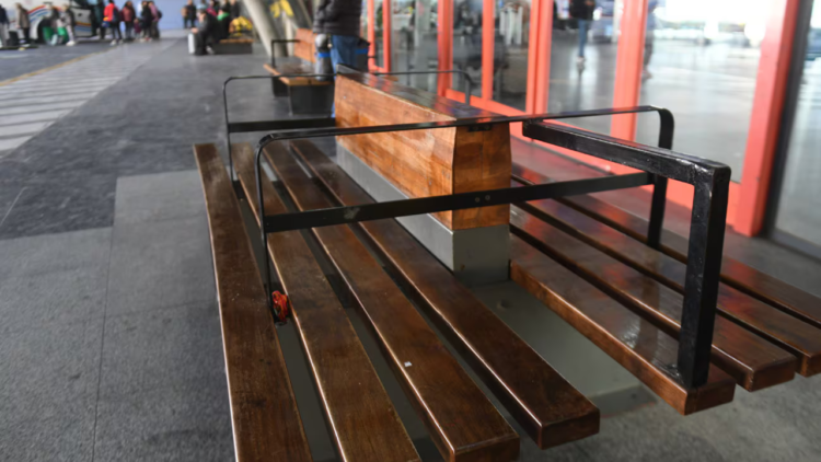 Modificaron los asientos de la Terminal de Ómnibus para evitar que sean usados para dormir