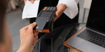 Qué tener en cuenta para hacer compras seguras de manera presencial y online