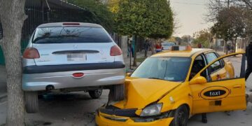 Robó un taxi y se estrelló contra otro auto mientras huía