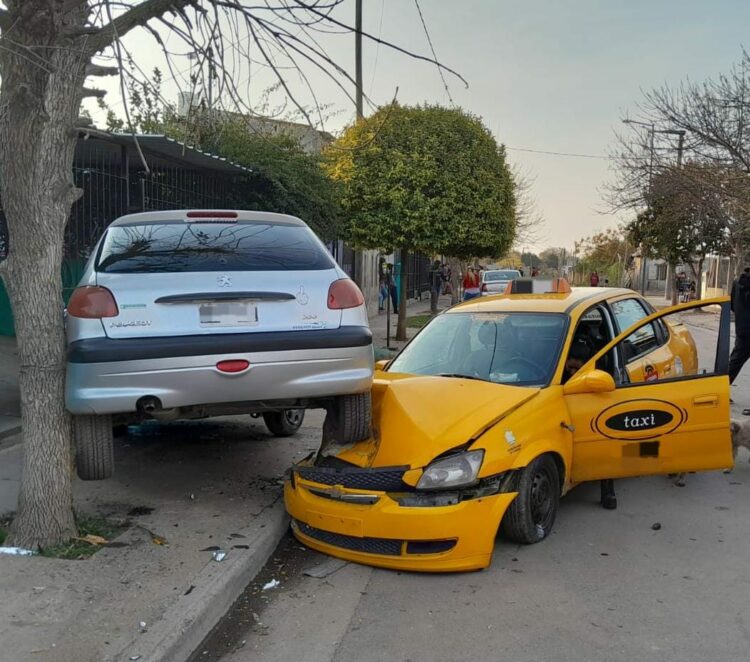 Robó un taxi y se estrelló contra otro auto mientras huía Robó un taxi y se estrelló contra otro auto mientras huía