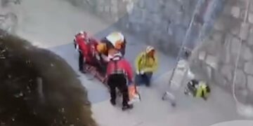 Rescataron a un hombre que se descompensó y cayó al cauce de La Cañada