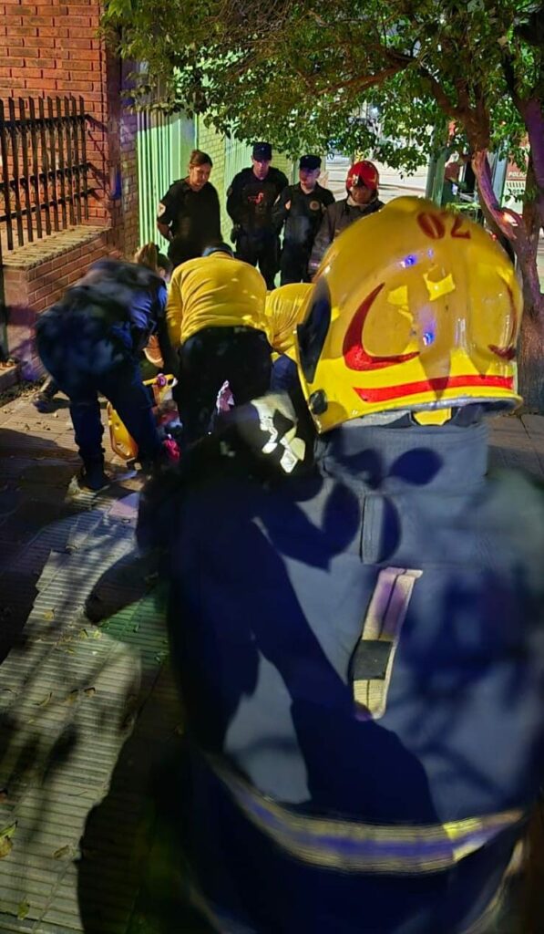 Rescataron a una mujer que había quedado atrapada en su casa mientras se incendiaba Rescataron a una mujer que había quedado atrapada en su casa mientras se incendiaba