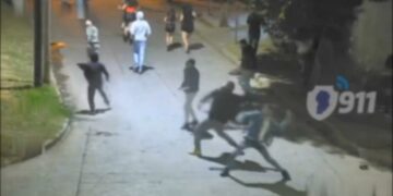 Jóvenes agredieron a piedrazos a la Policía tras desarticular una fiesta clandestina de la que eran parte
