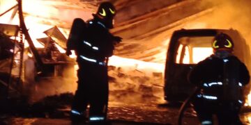 Bomberos trabajaron en un incendio de un depósito de insumos electrónicos