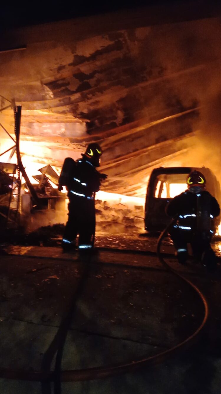 Bomberos trabajaron en un incendio de un depósito de insumos electrónicos