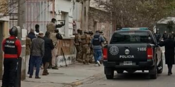 Tensión y corte de calle en barrio Güemes por un hombre que se atrincheró con una escopeta