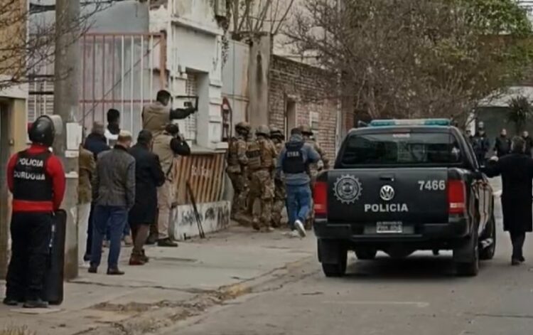 Tensión y corte de calle en barrio Güemes por un hombre que se atrincheró con una escopeta