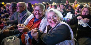 Tejedoras se reúnen en una nueva edición de «Un Abrigo al Corazón»