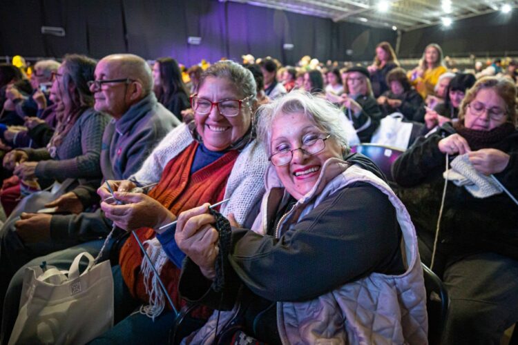 Tejedoras se reúnen en una nueva edición de "Un Abrigo al Corazón"