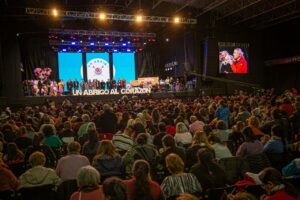 Tejedoras se reúnen en una nueva edición de "Un Abrigo al Corazón"