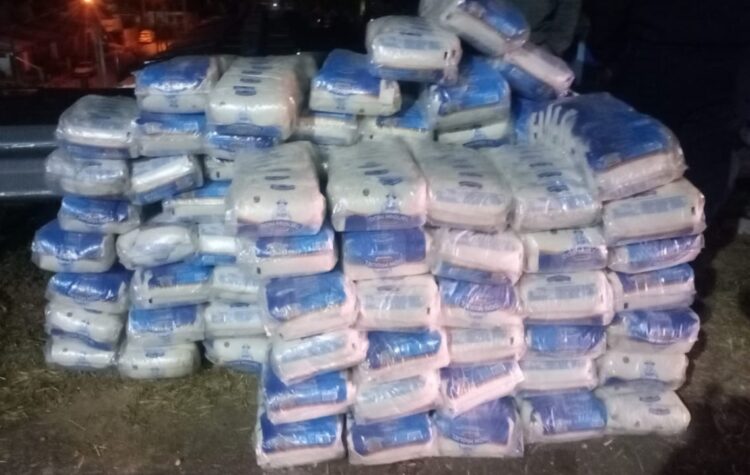 Vecinos de Marqués de Sobremonte saquearon paquetes de azúcar de un camión que había volcado