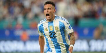 Argentina le ganó a Perú y se quedó con el primer puesto del grupo