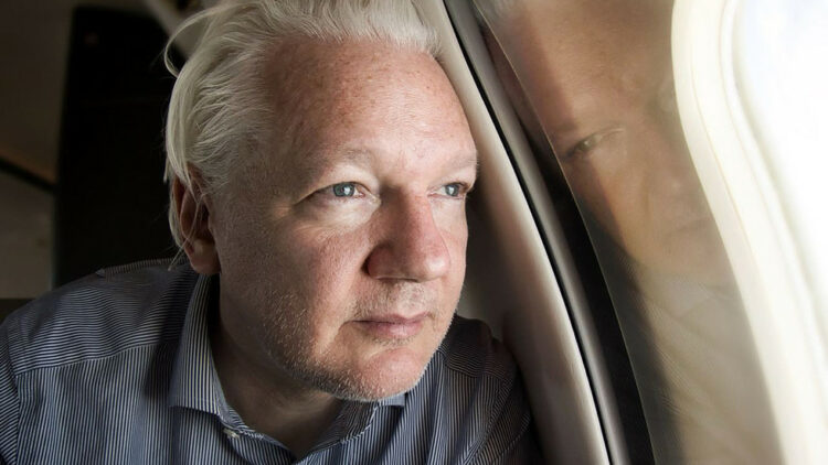 Assange fue liberado en Londres y luego voló en avión hasta Australia.