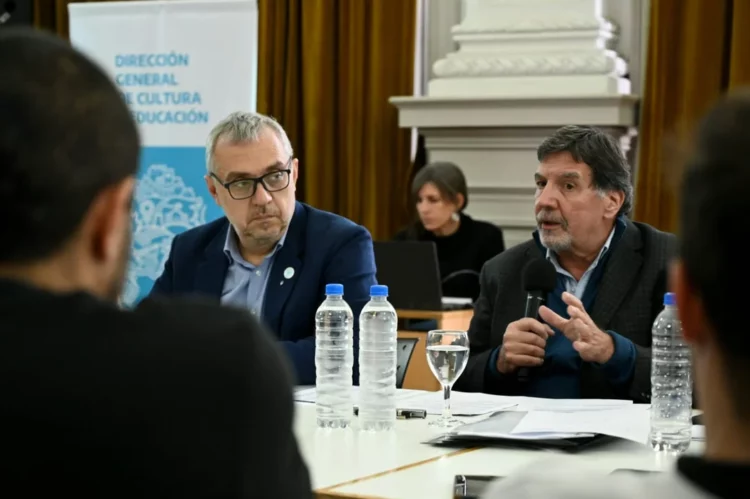 El director general de Cultura y Educación bonaerense, Alberto Sileoni (derecha), durante la presentación de la iniciativa.