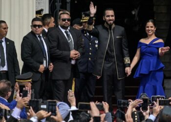 “Lo público debe ser mejor que lo privado”, admitió Bukele