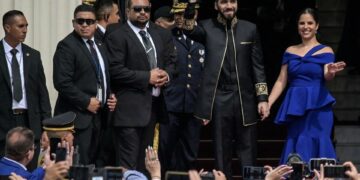 “Lo público debe ser mejor que lo privado”, admitió Bukele