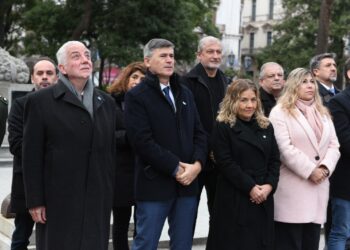 Passerini encabezó el izamiento de la insignia patria en la plaza San Martín