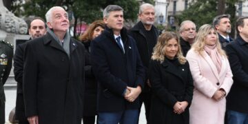 Passerini encabezó el izamiento de la insignia patria en la plaza San Martín