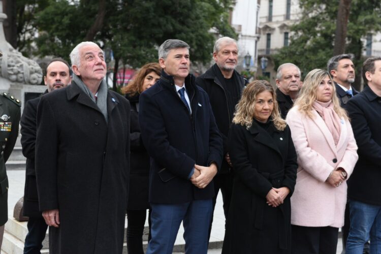 Passerini encabezó el izamiento de la insignia patria en la plaza San Martín