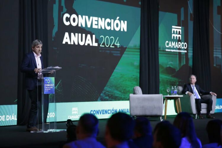 Caputo defendió su gestión y negó que piense en devaluar
