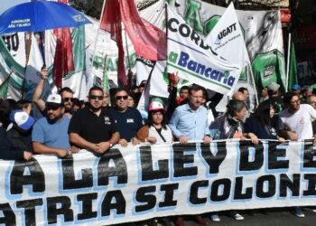 Las centrales obreras locales marcharon contra la Ley Bases
