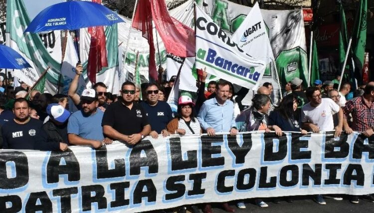 Las centrales obreras locales marcharon contra la Ley Bases