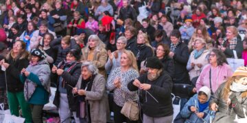 Más de 4.000 personas se sumaron a la jornada “Un Abrigo al corazón” para tejer frazadas para quienes más lo necesitan