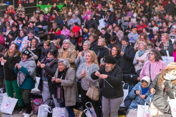 Más de 4.000 personas se sumaron a la jornada “Un Abrigo al corazón” para tejer frazadas para quienes más lo necesitan