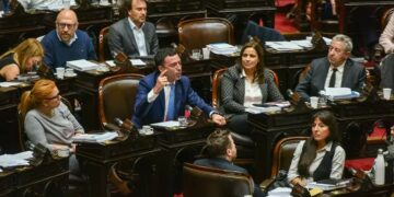 El radicalismo se divide ante la presión oficial por la Ley Bases