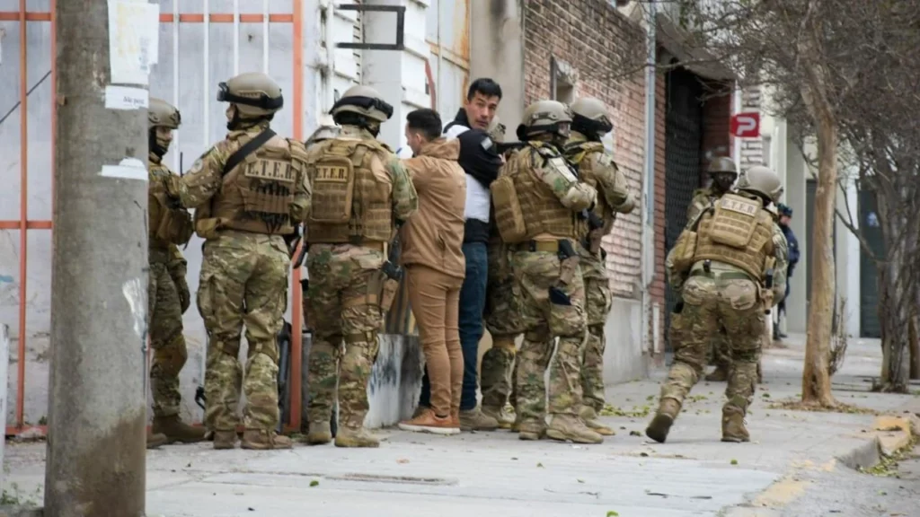 Así fue reducido el hombre atrincherado con una escopeta en barrio Güemes