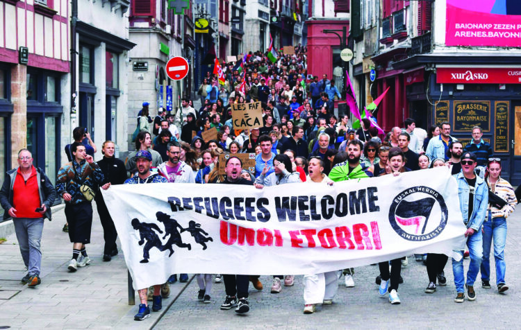 En las calles parisinas hubo manifestaciones contra el avance de la derecha radical en las elecciones europeas.