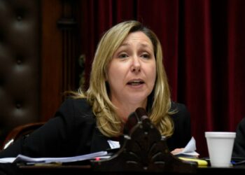 Bregman criticó a Milei por sus viajes al exterior: «Tiene más millas que Marley»