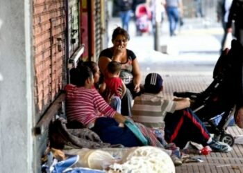 Una familia debe ganar más de $850.000 por mes para no ser pobre