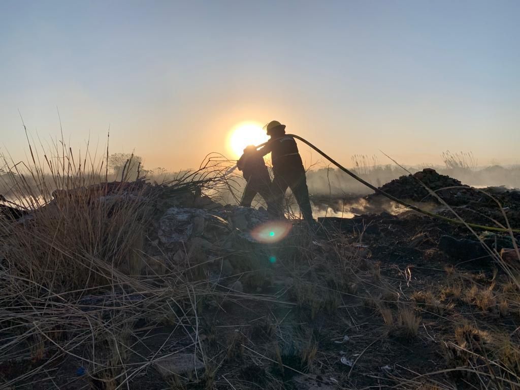 Los bomberos combatían el fuego en siete puntos de la provincia