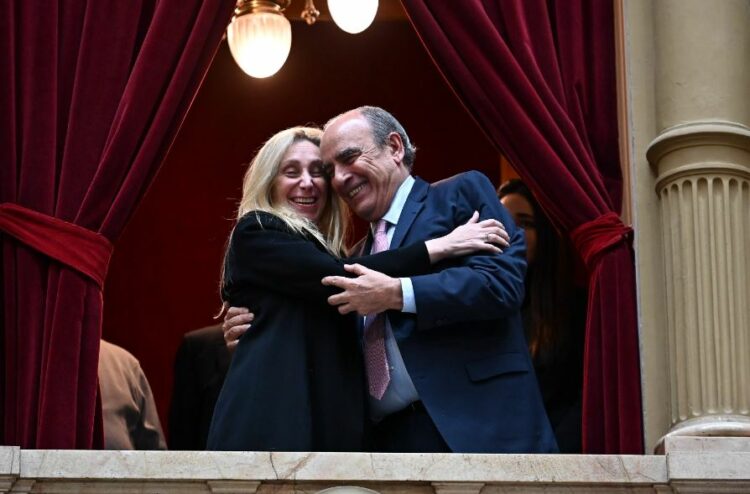 El jefe de Gabinete, Guillermo Francos, y la secretaria general de la Presidencia, Karina Milei celebraron la aprobación de las leyes en Diputados.