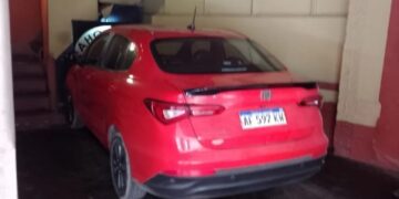 Le robaron el auto a un chofer de Cabify, se fueron a un «telo» para festejar y los detuvieron