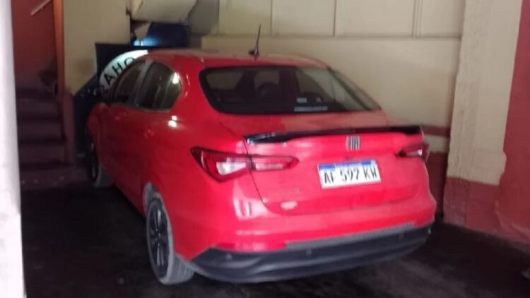 Le robaron el auto a un chofer de Cabify, se fueron a un "telo" para festejar y los detuvieron Le robaron el auto a un chofer de Cabify, se fueron a un "telo" para festejar y los detuvieron