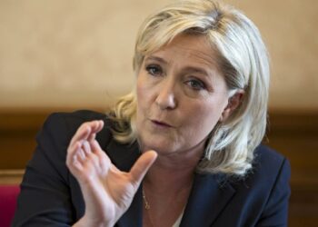 Le Pen rebaja sus propuestas para mitigar el miedo