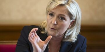 Le Pen rebaja sus propuestas para mitigar el miedo