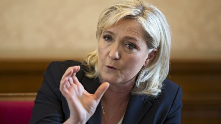 Le Pen rebaja sus propuestas para mitigar el miedo