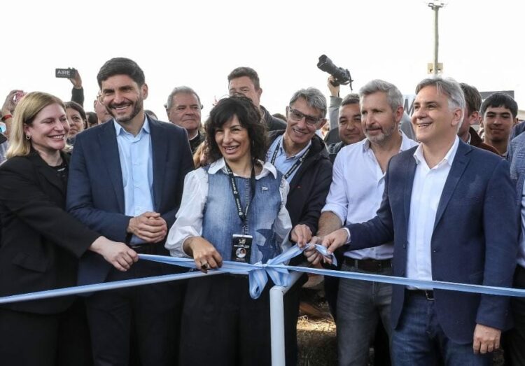 En la muestra agropecuaria, Llaryora se cruzó con el presidente Milei.